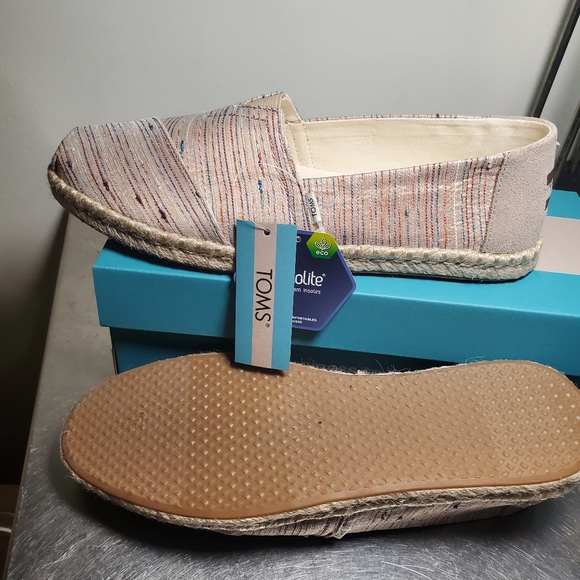 TOMS - Picture 3 of 6